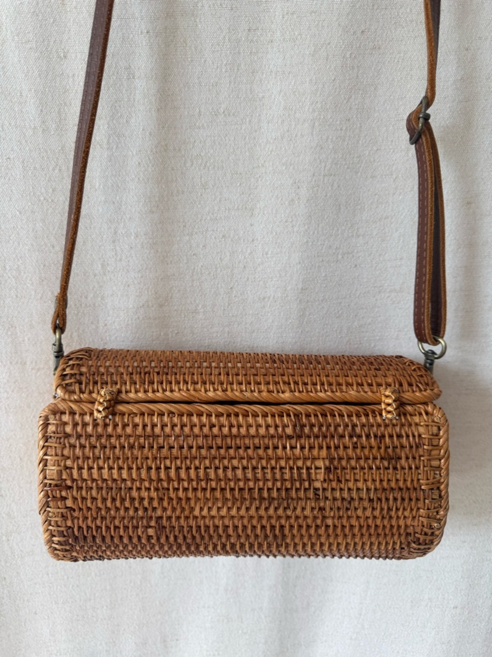 Wicker Rattan Barrel Crossbody Leather Strap Magnetic - Picture 4 of 6